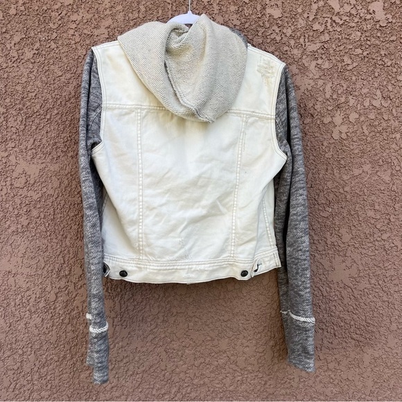 Free People‎ distressed denim jacket with knit sleeves and hood - Size M - Picture 3 of 12